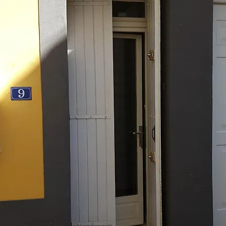 Le Colonel, Au Coeur Du Village En Rez-de-chaussee D'une Ancienne Maison * Marseillan (Herault)