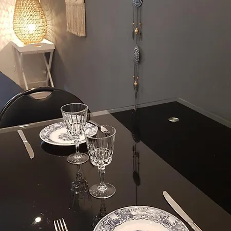 Le Colonel, Au Coeur Du Village En Rez-de-chaussee D'une Ancienne Maison Appartement