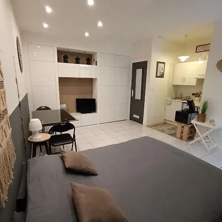 Apartment Le Colonel, Au Coeur Du Village En Rez-de-chaussee D'une Ancienne Maison
