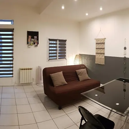 Le Colonel, Au Coeur Du Village En Rez-de-chaussee D'une Ancienne Maison Appartement