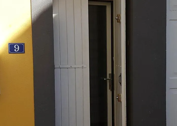 Le Colonel, Au Coeur Du Village En Rez-de-chaussee D'une Ancienne Maison * Marseillan (Herault)