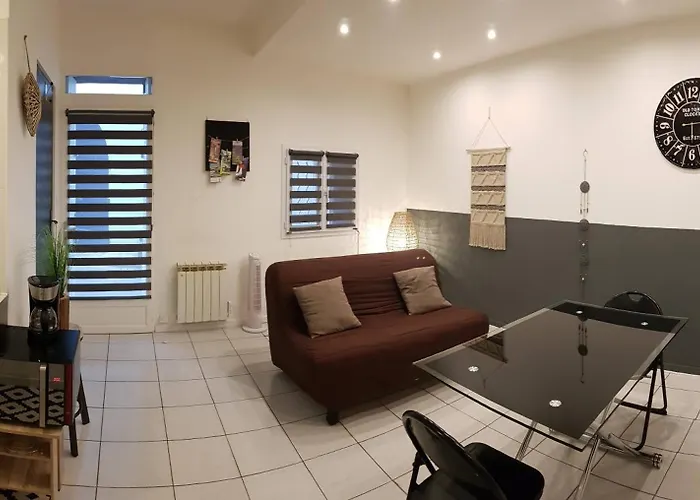 Le Colonel, Au Coeur Du Village En Rez-de-chaussee D'une Ancienne Maison Διαμέρισμα